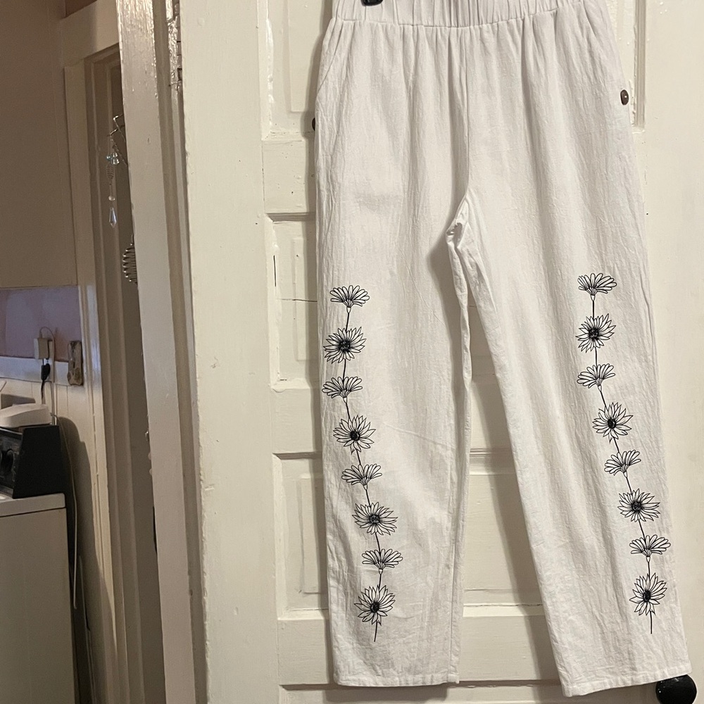 Like new. Just Fashion Now sz L. Waist 31”-32” stretch. Inseam 28” (ankle I - Picture 14 of 15